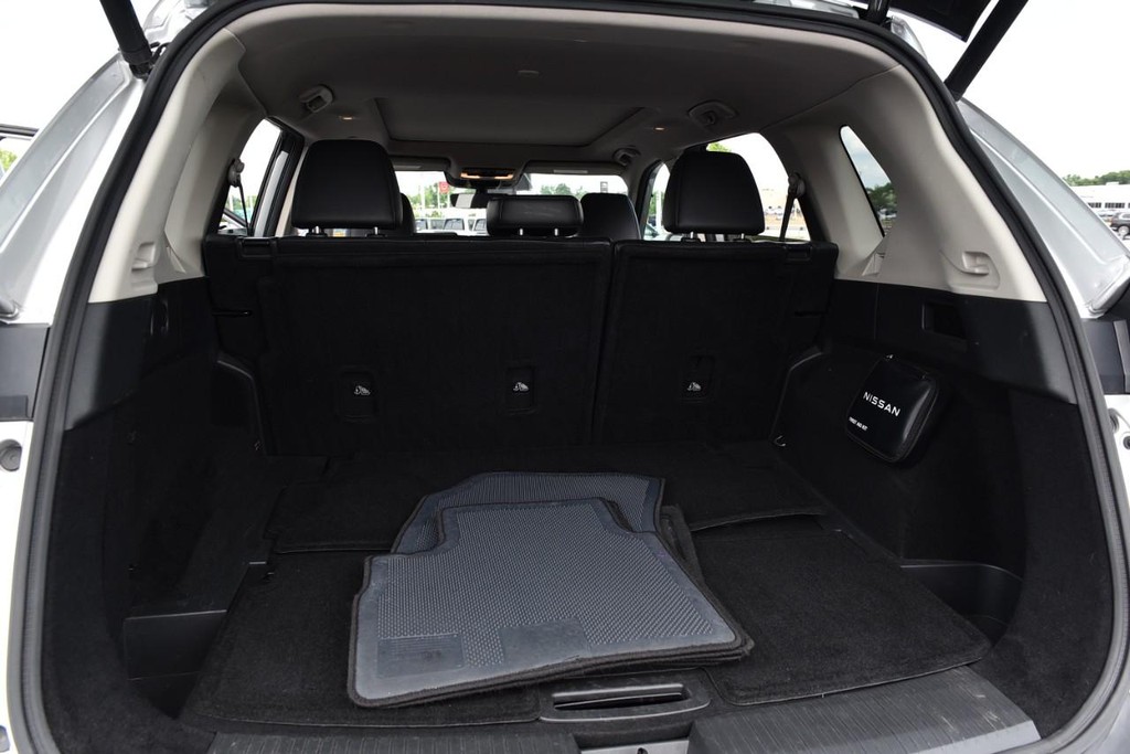 Nissan Rogue Vehicle Full-screen Gallery Image 27