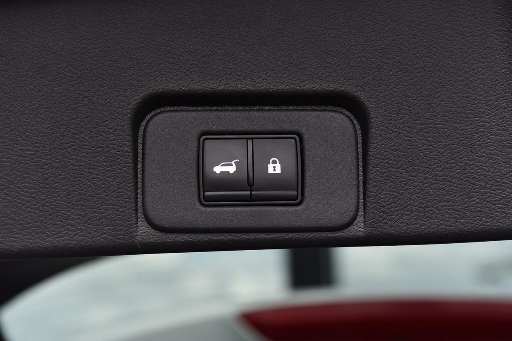 Nissan Rogue Vehicle Full-screen Gallery Image 28
