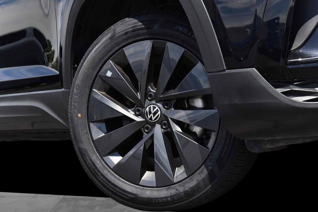 Volkswagen Taos Vehicle Full-screen Gallery Image 3