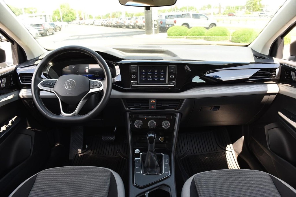 Volkswagen Taos Vehicle Full-screen Gallery Image 7