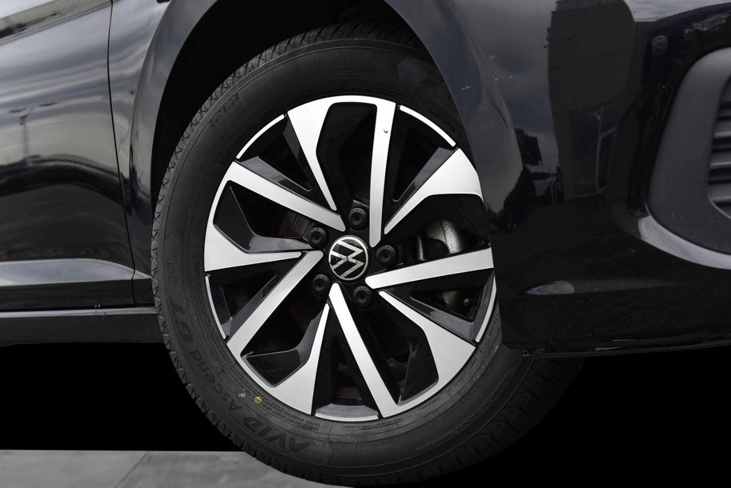 Volkswagen Jetta Vehicle Full-screen Gallery Image 3