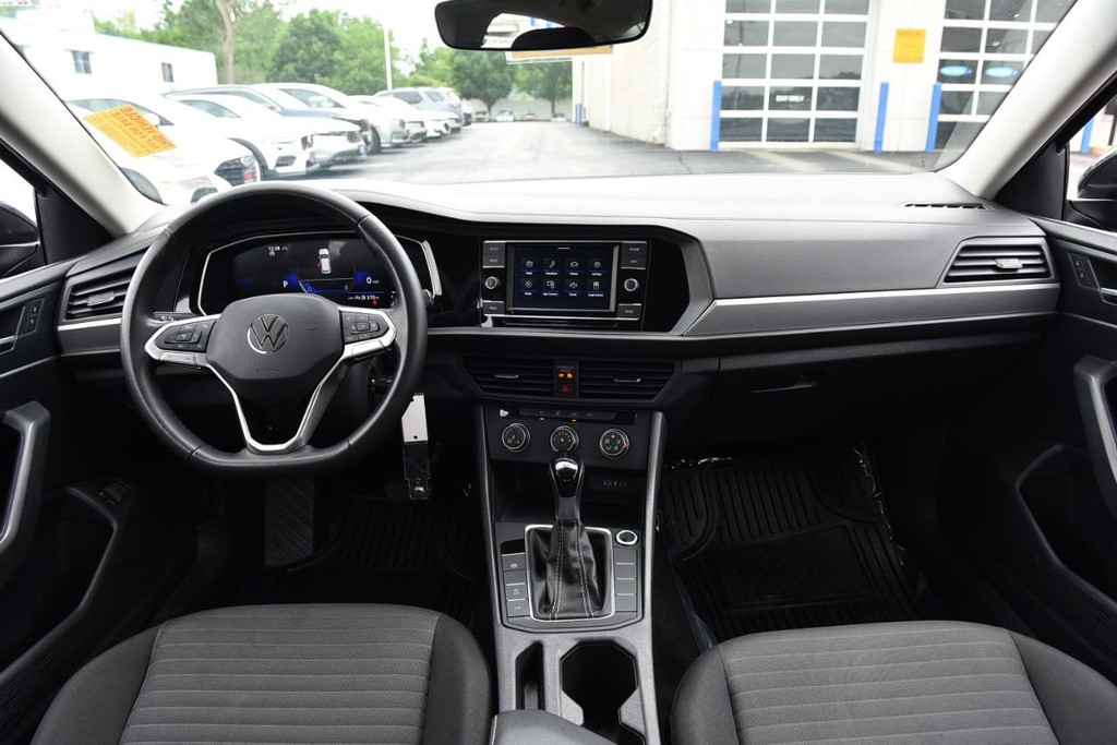Volkswagen Jetta Vehicle Full-screen Gallery Image 7