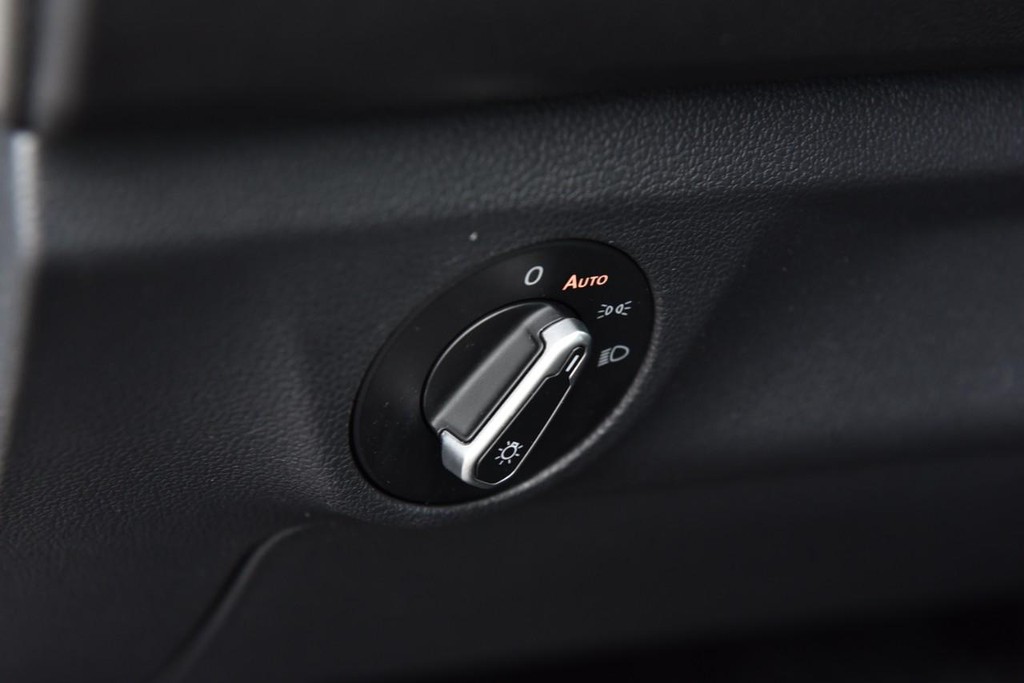 Volkswagen Jetta Vehicle Full-screen Gallery Image 11