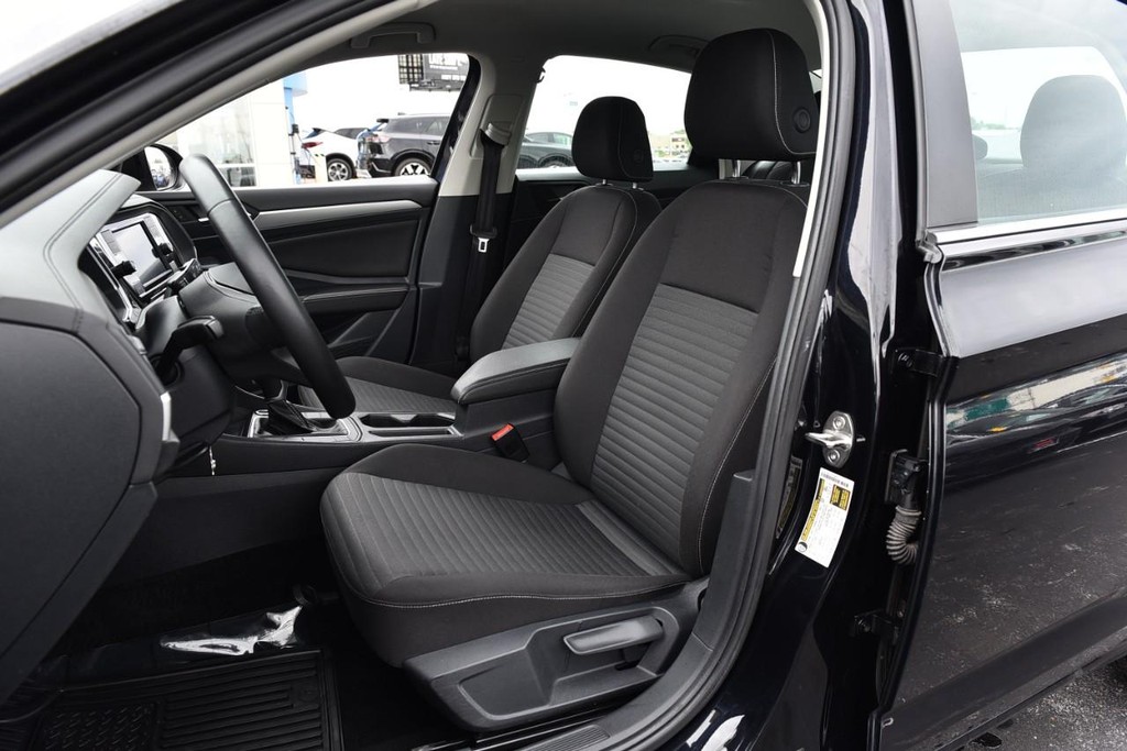 Volkswagen Jetta Vehicle Full-screen Gallery Image 19