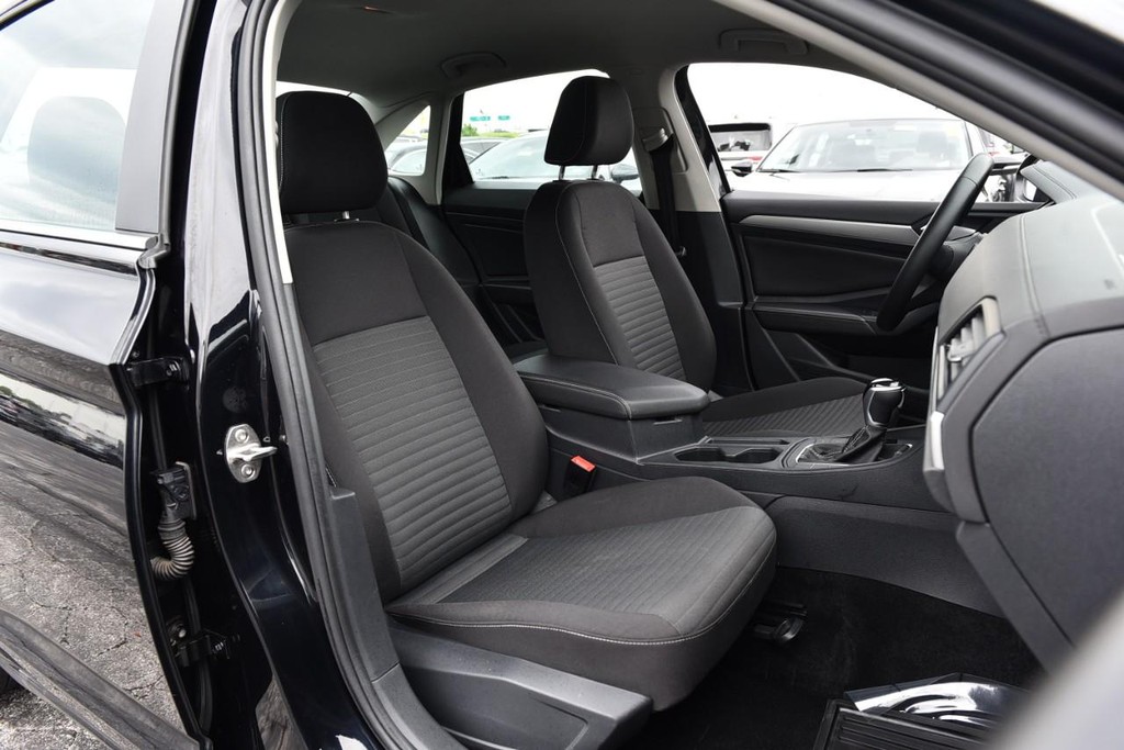 Volkswagen Jetta Vehicle Full-screen Gallery Image 20