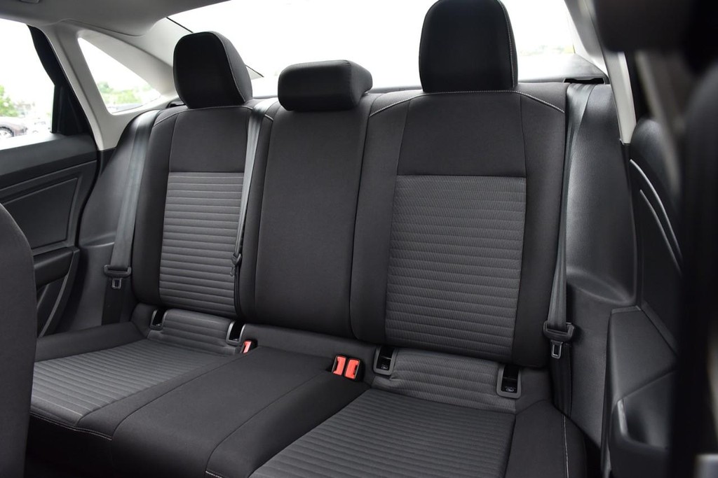Volkswagen Jetta Vehicle Full-screen Gallery Image 21