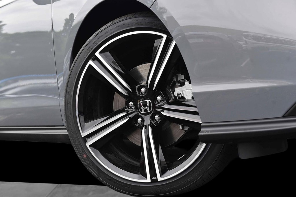 Honda Accord Hybrid Vehicle Full-screen Gallery Image 3