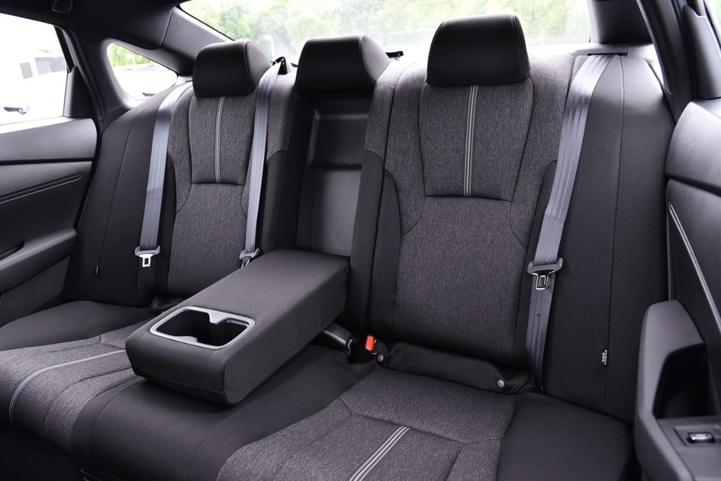 Honda Accord Hybrid Vehicle Full-screen Gallery Image 23