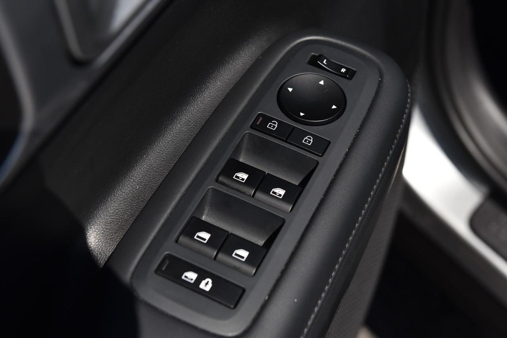 Hyundai Santa Fe Vehicle Full-screen Gallery Image 8