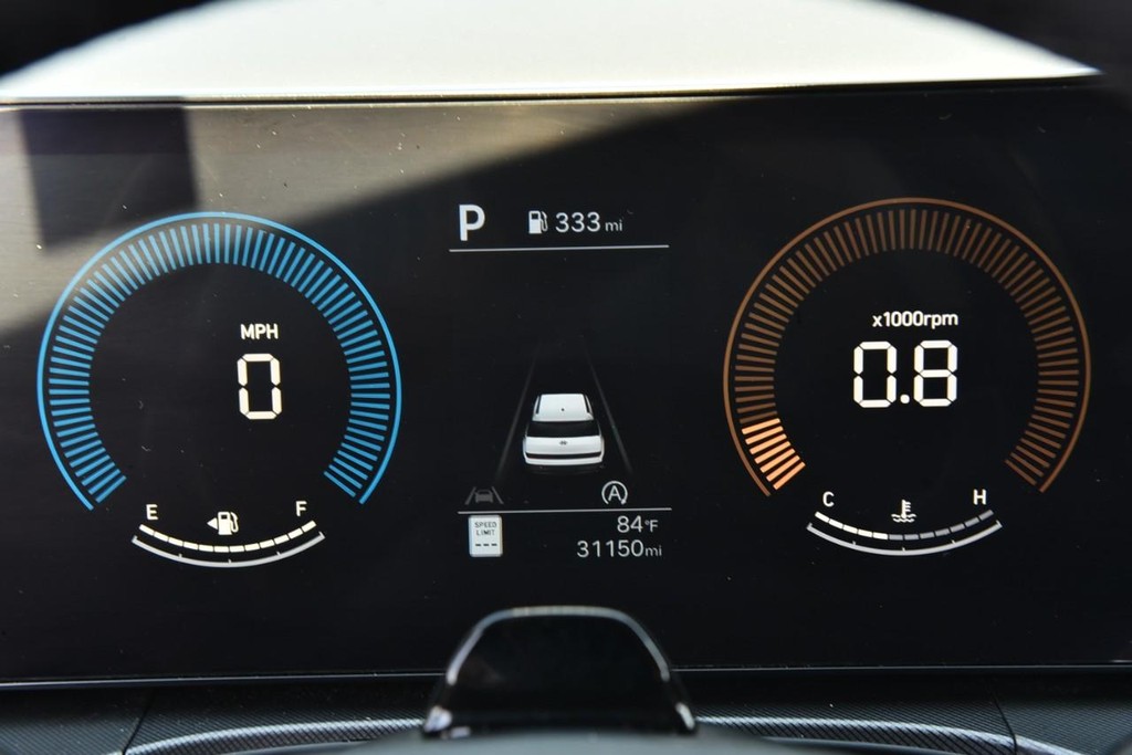 Hyundai Santa Fe Vehicle Full-screen Gallery Image 11