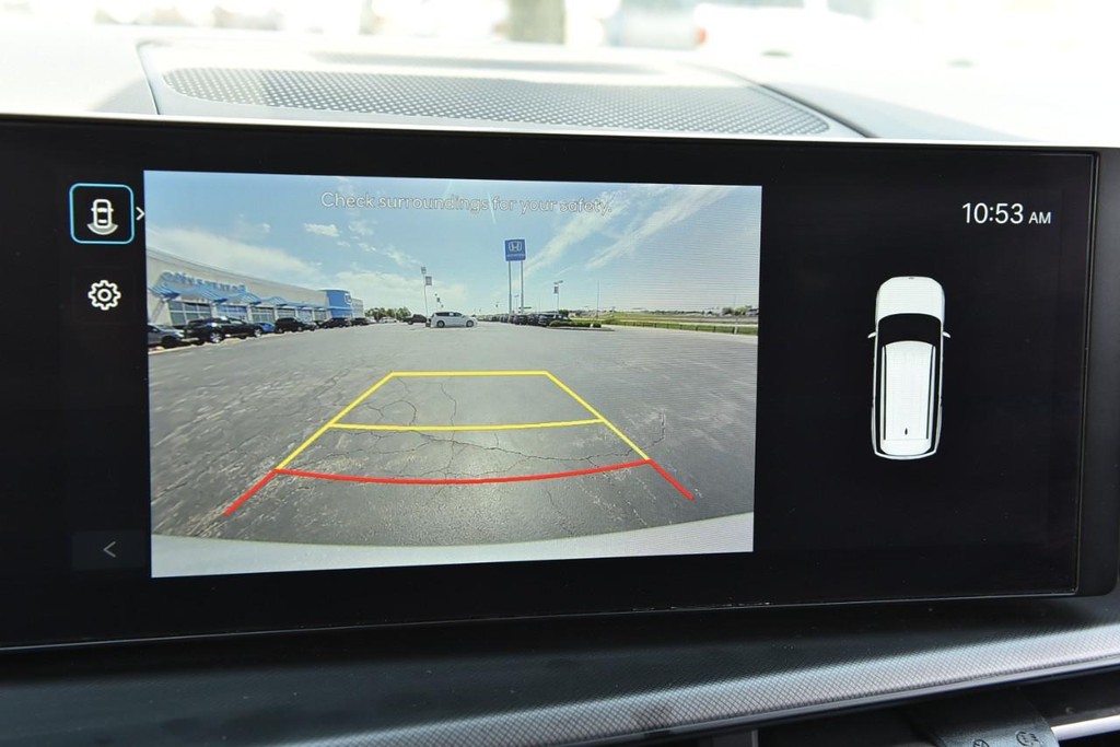 Hyundai Santa Fe Vehicle Full-screen Gallery Image 12