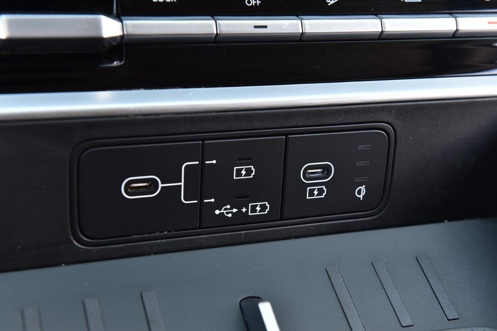 Hyundai Santa Fe Vehicle Full-screen Gallery Image 15