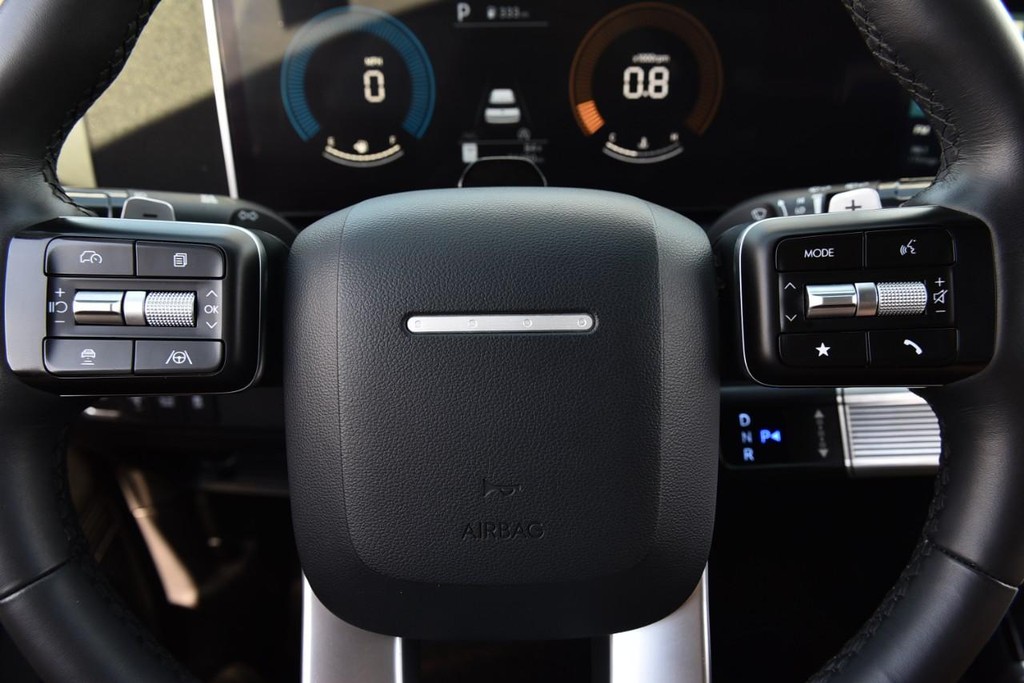 Hyundai Santa Fe Vehicle Full-screen Gallery Image 18
