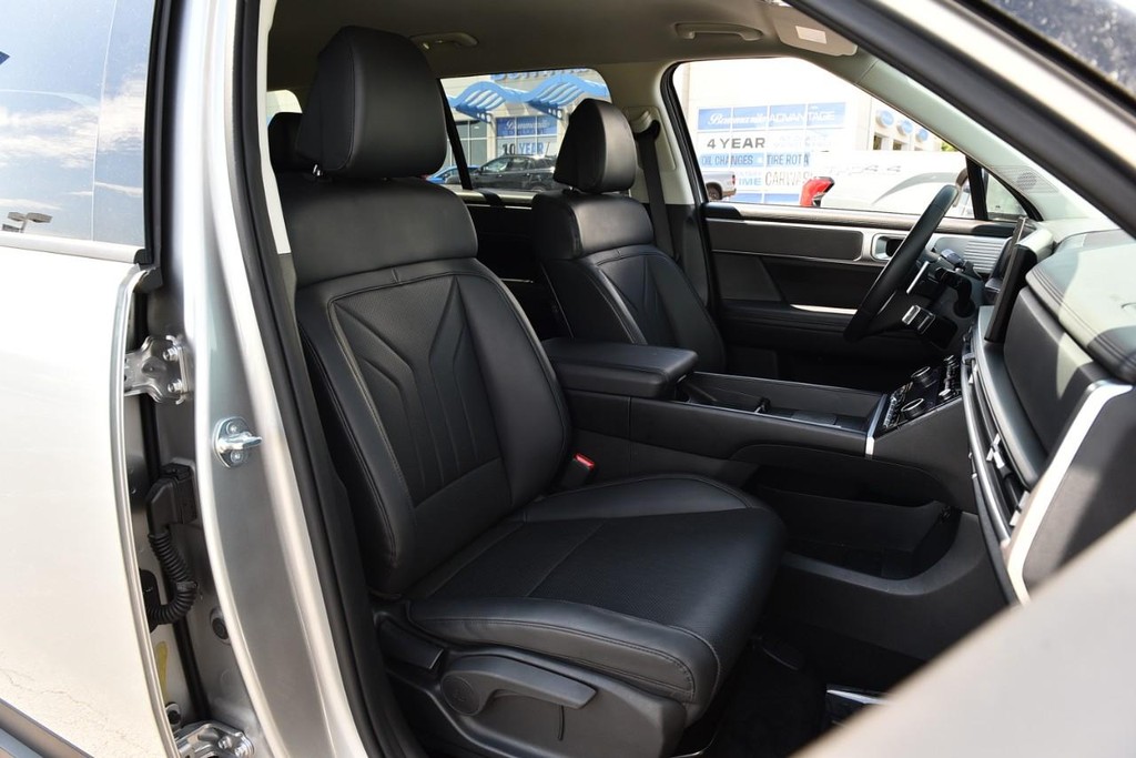 Hyundai Santa Fe Vehicle Full-screen Gallery Image 20