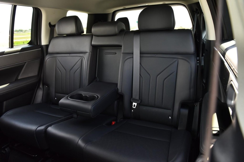 Hyundai Santa Fe Vehicle Full-screen Gallery Image 21