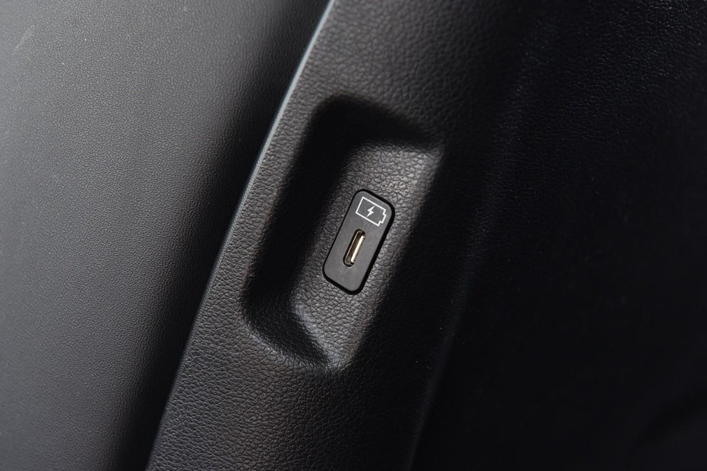 Hyundai Santa Fe Vehicle Full-screen Gallery Image 22