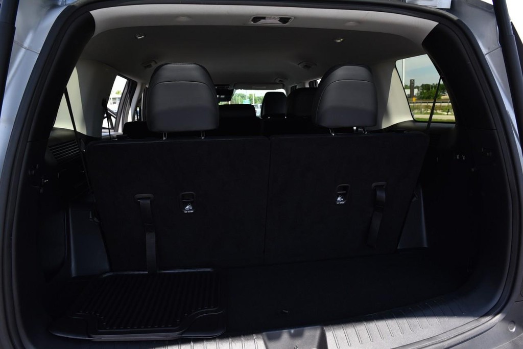 Hyundai Santa Fe Vehicle Full-screen Gallery Image 24