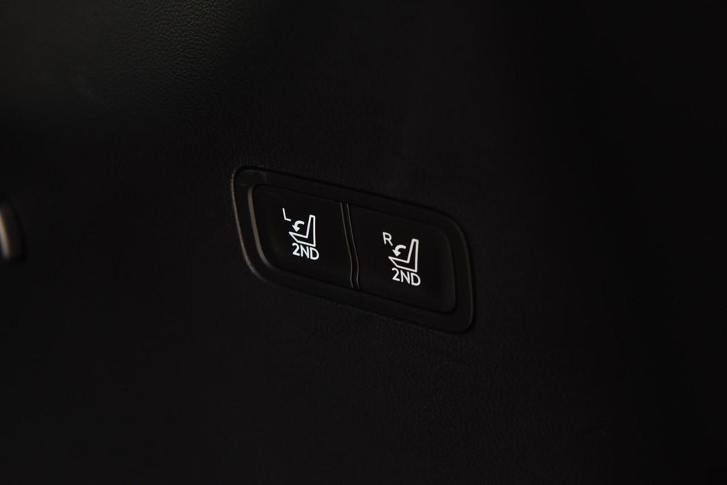 Hyundai Santa Fe Vehicle Full-screen Gallery Image 25