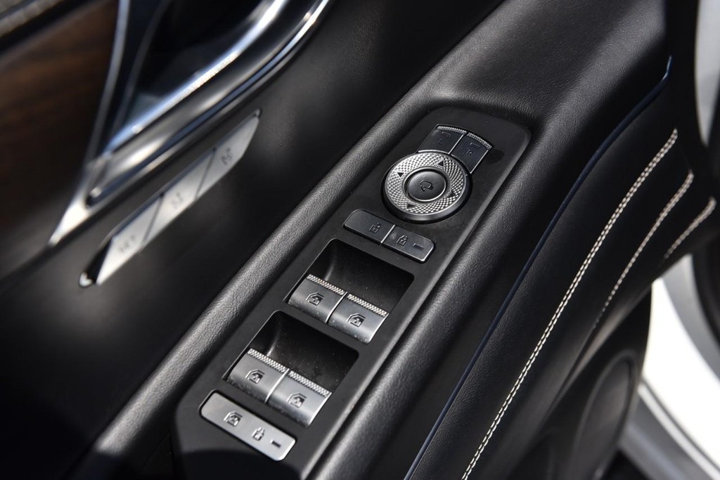 Genesis GV80 Vehicle Full-screen Gallery Image 8