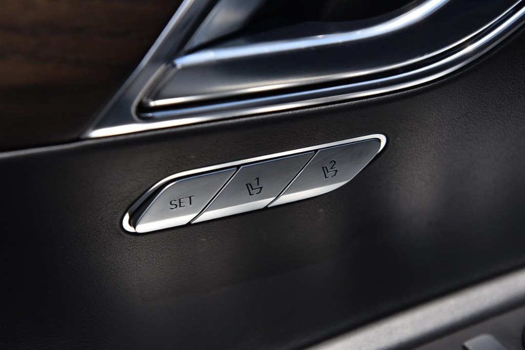 Genesis GV80 Vehicle Full-screen Gallery Image 9