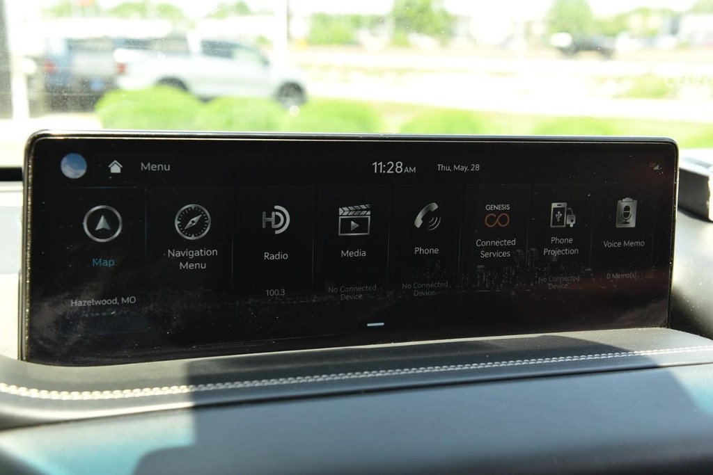 Genesis GV80 Vehicle Full-screen Gallery Image 15