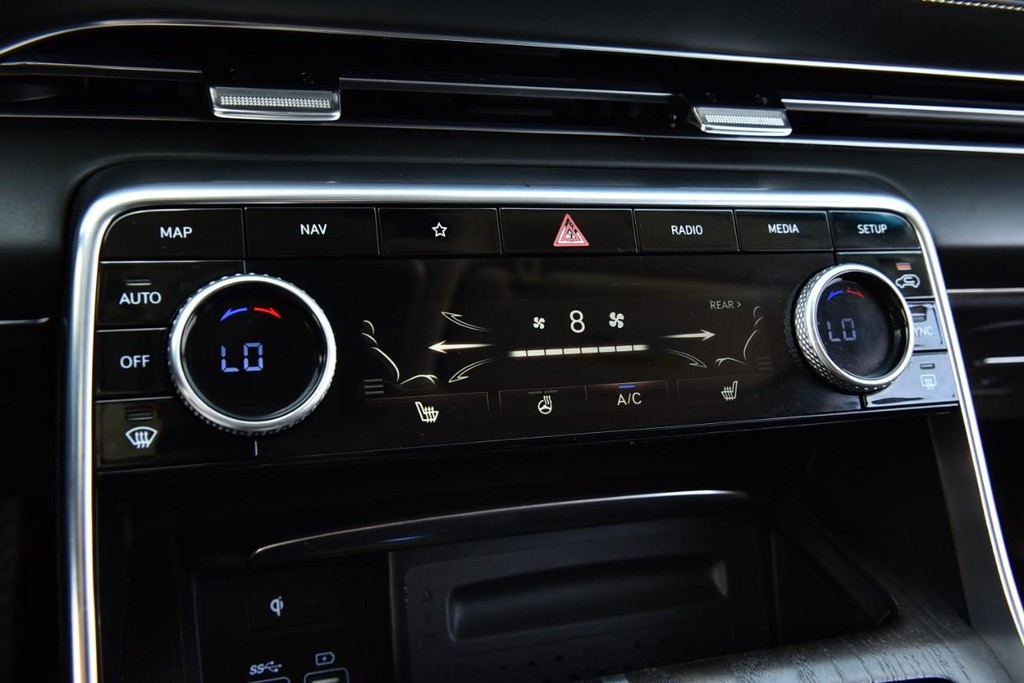 Genesis GV80 Vehicle Full-screen Gallery Image 16