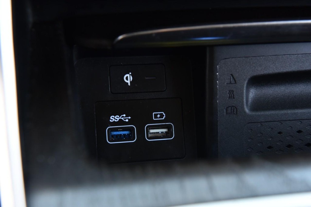 Genesis GV80 Vehicle Full-screen Gallery Image 17