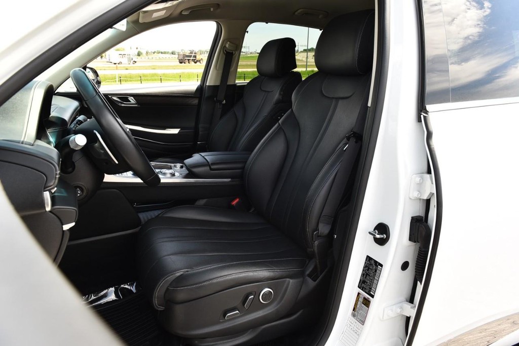 Genesis GV80 Vehicle Full-screen Gallery Image 22