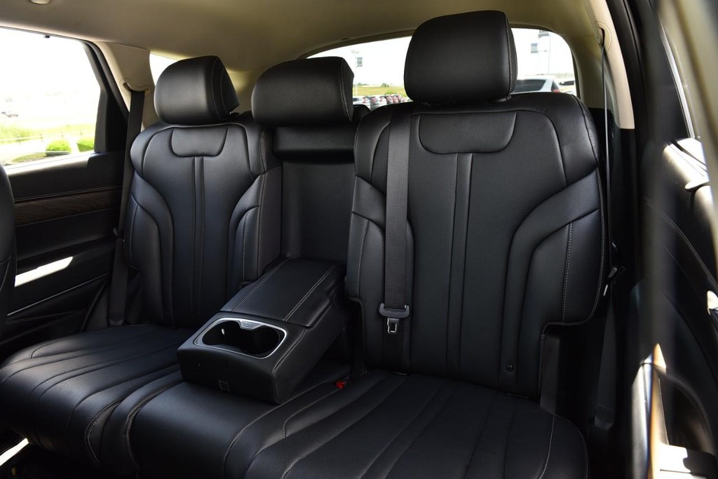 Genesis GV80 Vehicle Full-screen Gallery Image 24