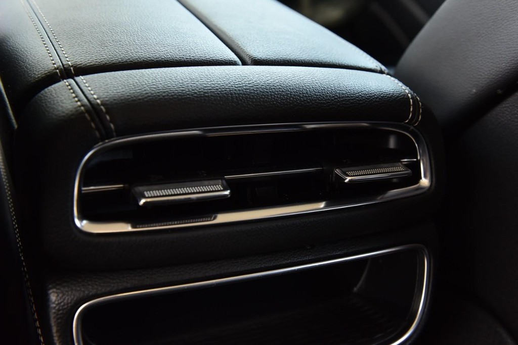 Genesis GV80 Vehicle Full-screen Gallery Image 25