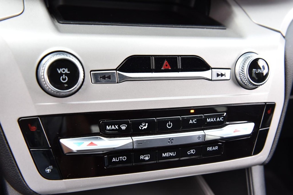Ford Explorer Vehicle Image 14