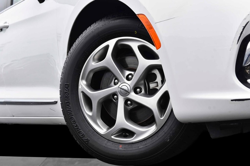 Chrysler Pacifica Vehicle Full-screen Gallery Image 03
