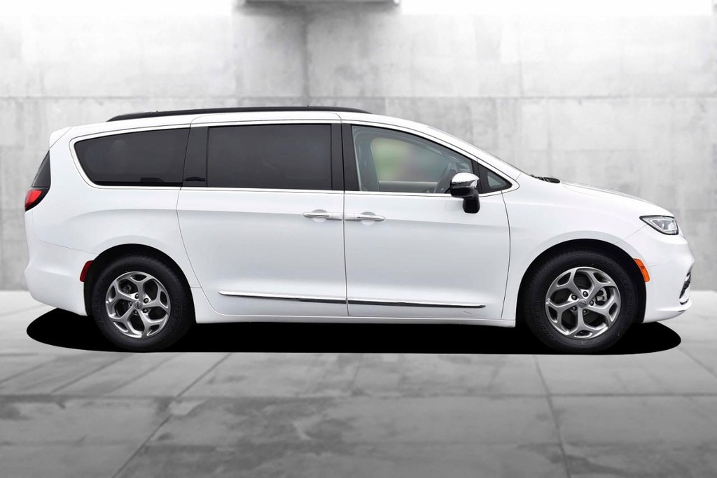 Chrysler Pacifica Vehicle Full-screen Gallery Image 05