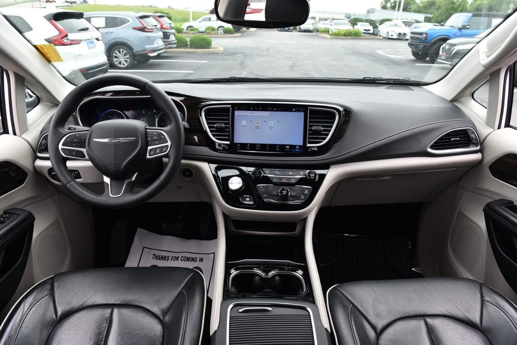 Chrysler Pacifica Vehicle Full-screen Gallery Image 07