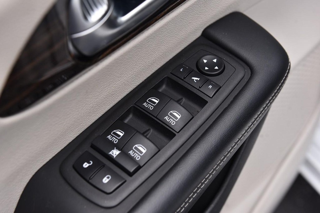 Chrysler Pacifica Vehicle Full-screen Gallery Image 08
