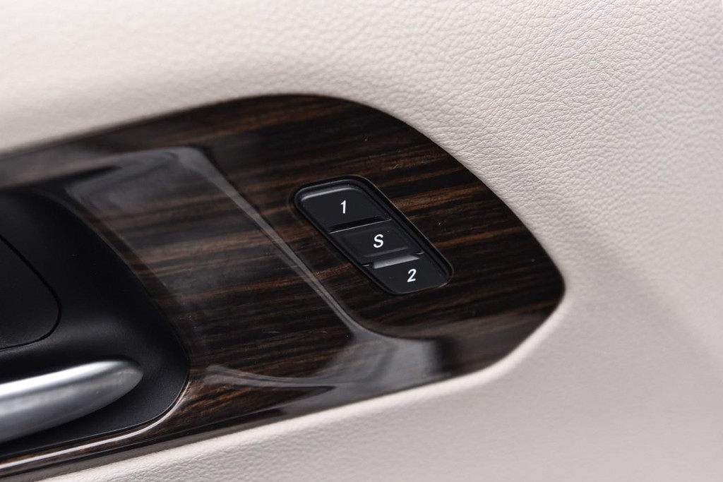Chrysler Pacifica Vehicle Full-screen Gallery Image 09