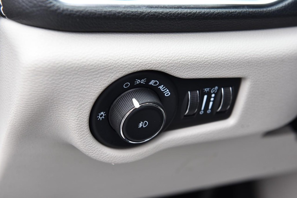 Chrysler Pacifica Vehicle Full-screen Gallery Image 11