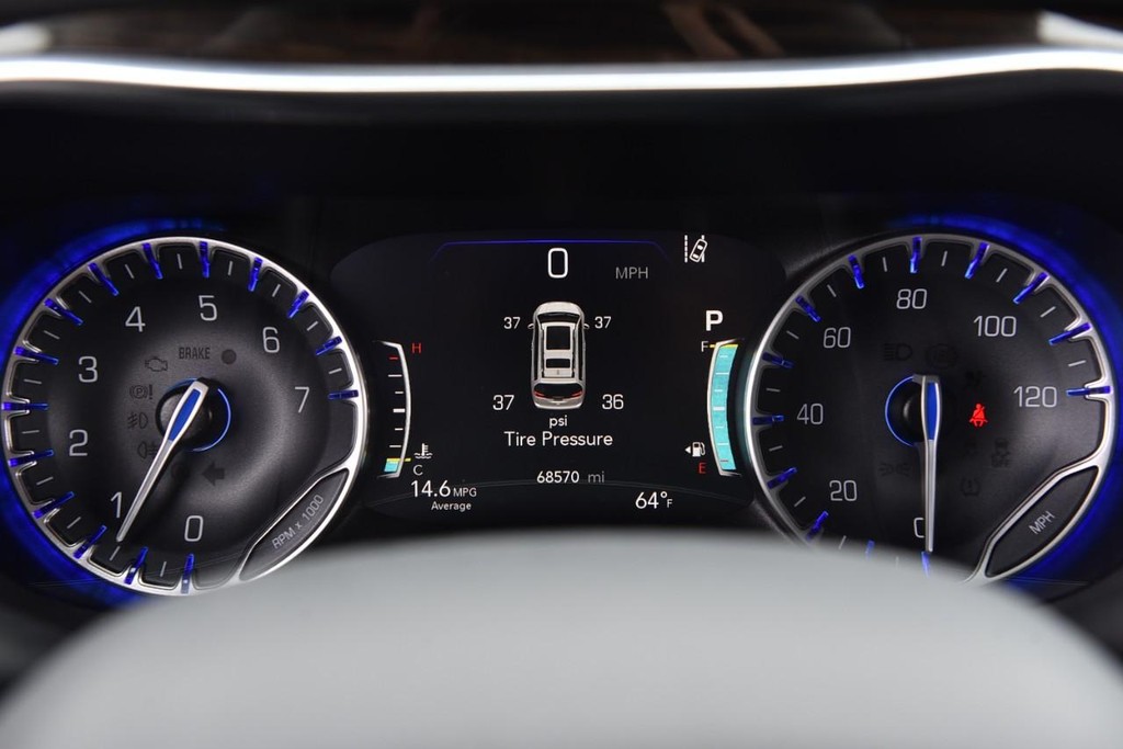 Chrysler Pacifica Vehicle Full-screen Gallery Image 12