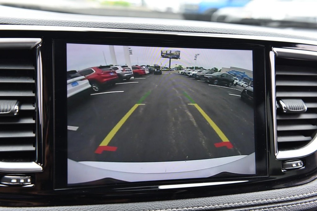 Chrysler Pacifica Vehicle Full-screen Gallery Image 13