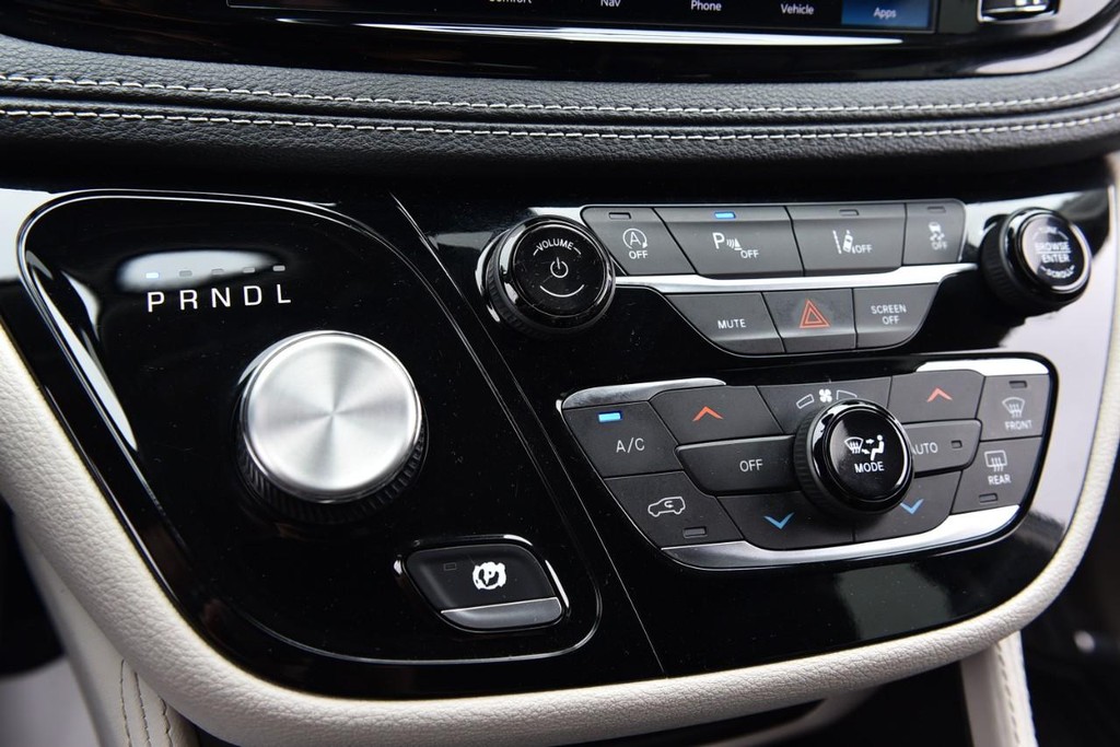 Chrysler Pacifica Vehicle Full-screen Gallery Image 15