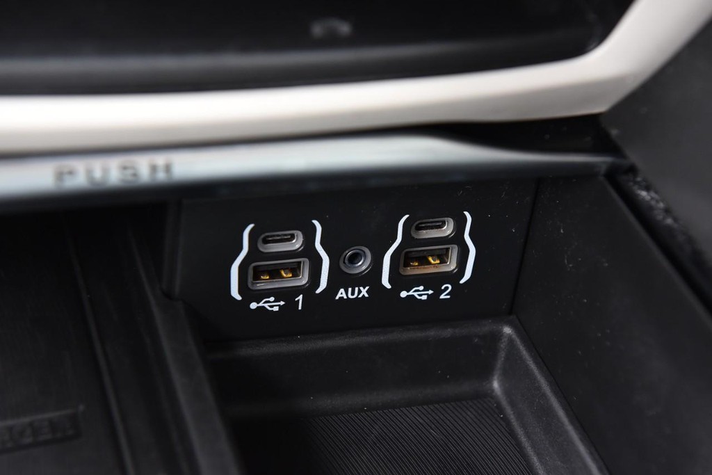Chrysler Pacifica Vehicle Full-screen Gallery Image 16