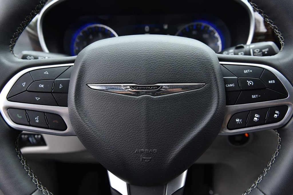 Chrysler Pacifica Vehicle Full-screen Gallery Image 18