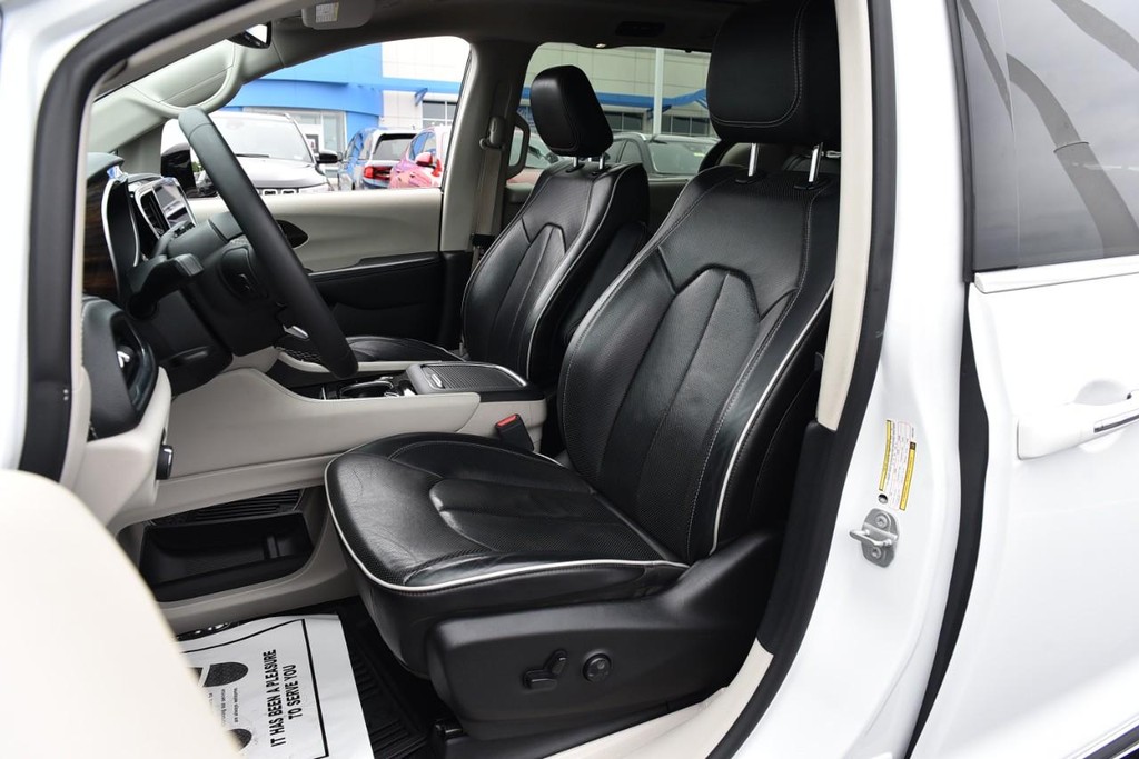 Chrysler Pacifica Vehicle Full-screen Gallery Image 19