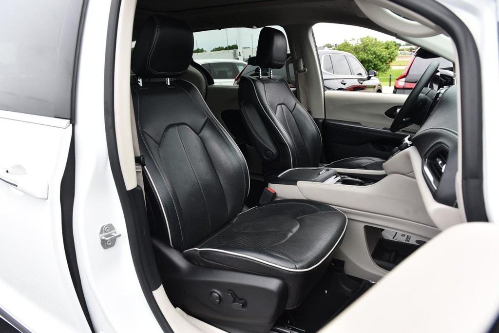 Chrysler Pacifica Vehicle Full-screen Gallery Image 20
