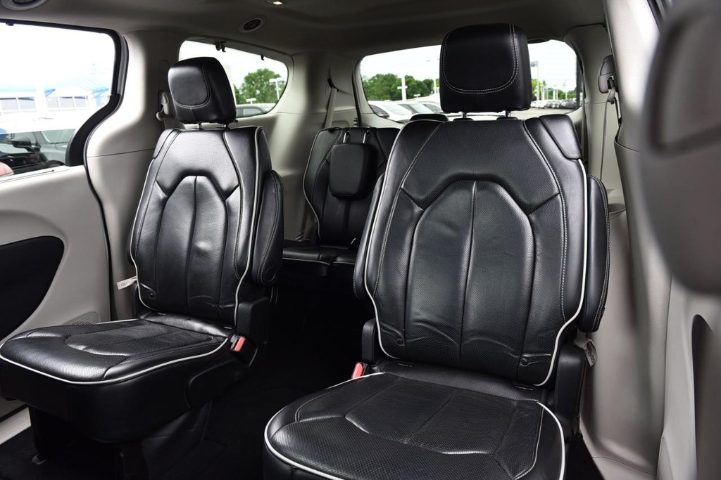 Chrysler Pacifica Vehicle Full-screen Gallery Image 22