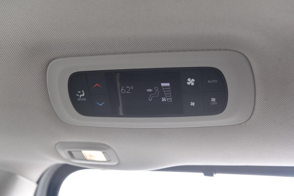 Chrysler Pacifica Vehicle Full-screen Gallery Image 23