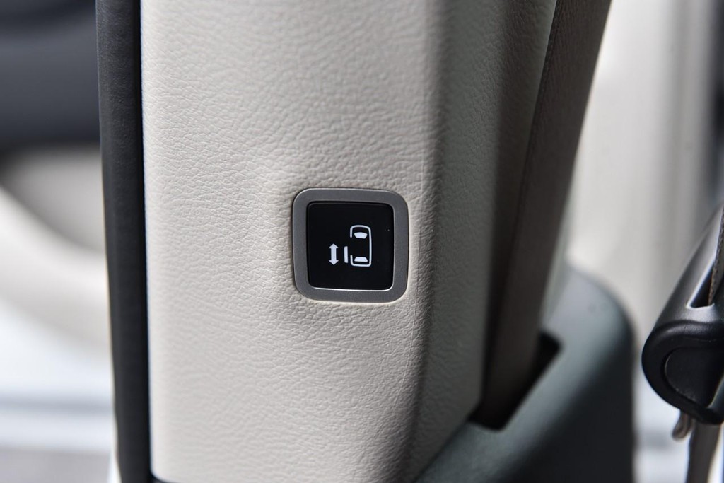 Chrysler Pacifica Vehicle Full-screen Gallery Image 25
