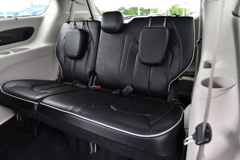 Chrysler Pacifica Vehicle Full-screen Gallery Image 26