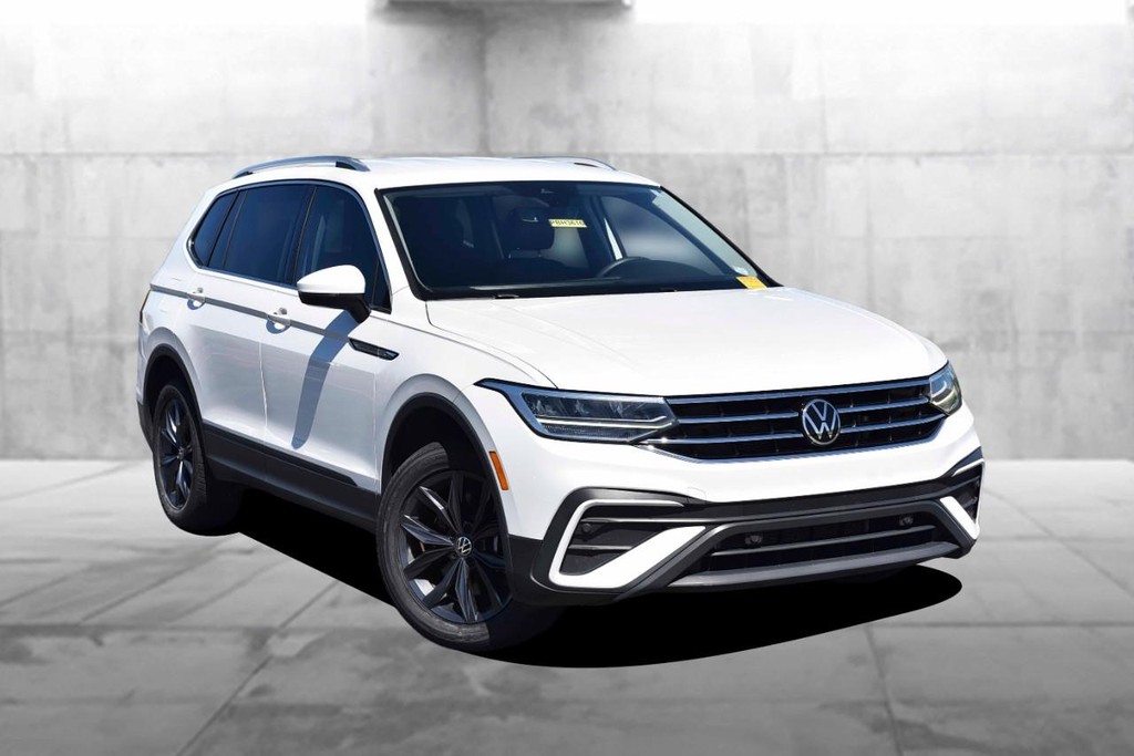 Volkswagen Tiguan Vehicle Full-screen Gallery Image 2