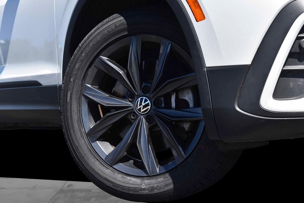 Volkswagen Tiguan Vehicle Full-screen Gallery Image 3